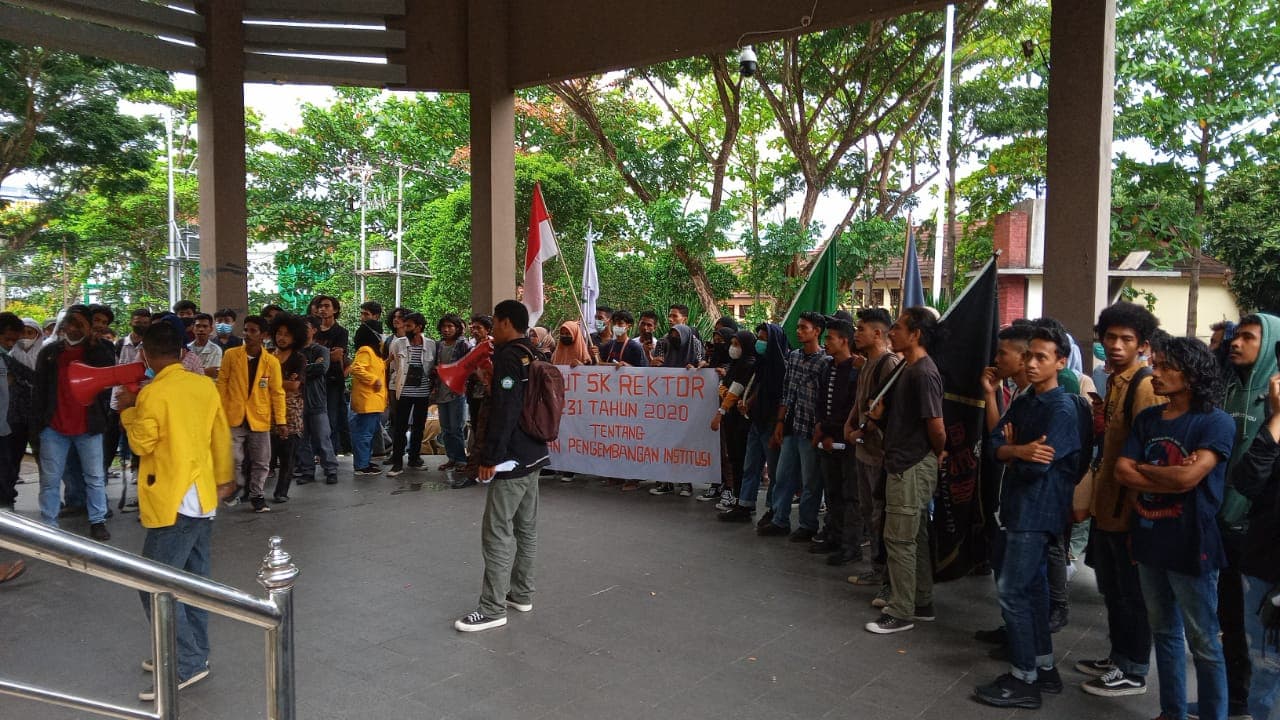 ratusan-mahasiswa-unkhair-demo-kebijakan-kampus