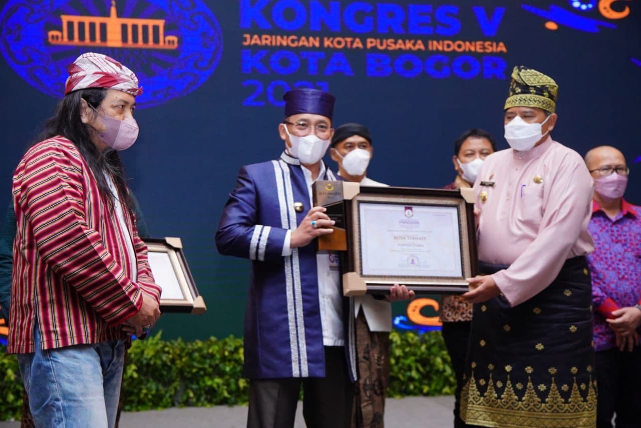 wali-kota-dan-mantan-wali-kota-ternate-terima-penghargaan-jkpi-award