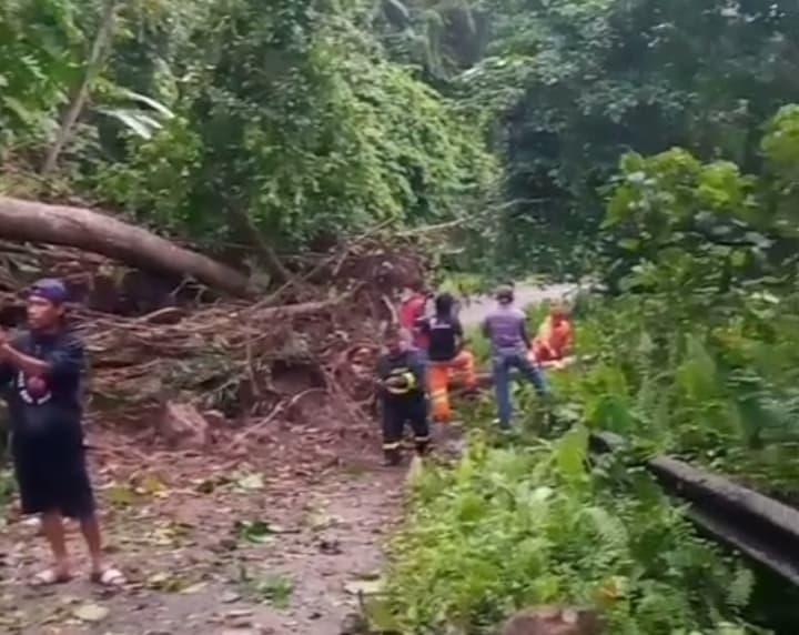 longsor-tutup-badan-jalan-weda-payahe-pemerintah-di-minta-segera-membanahi-jalan